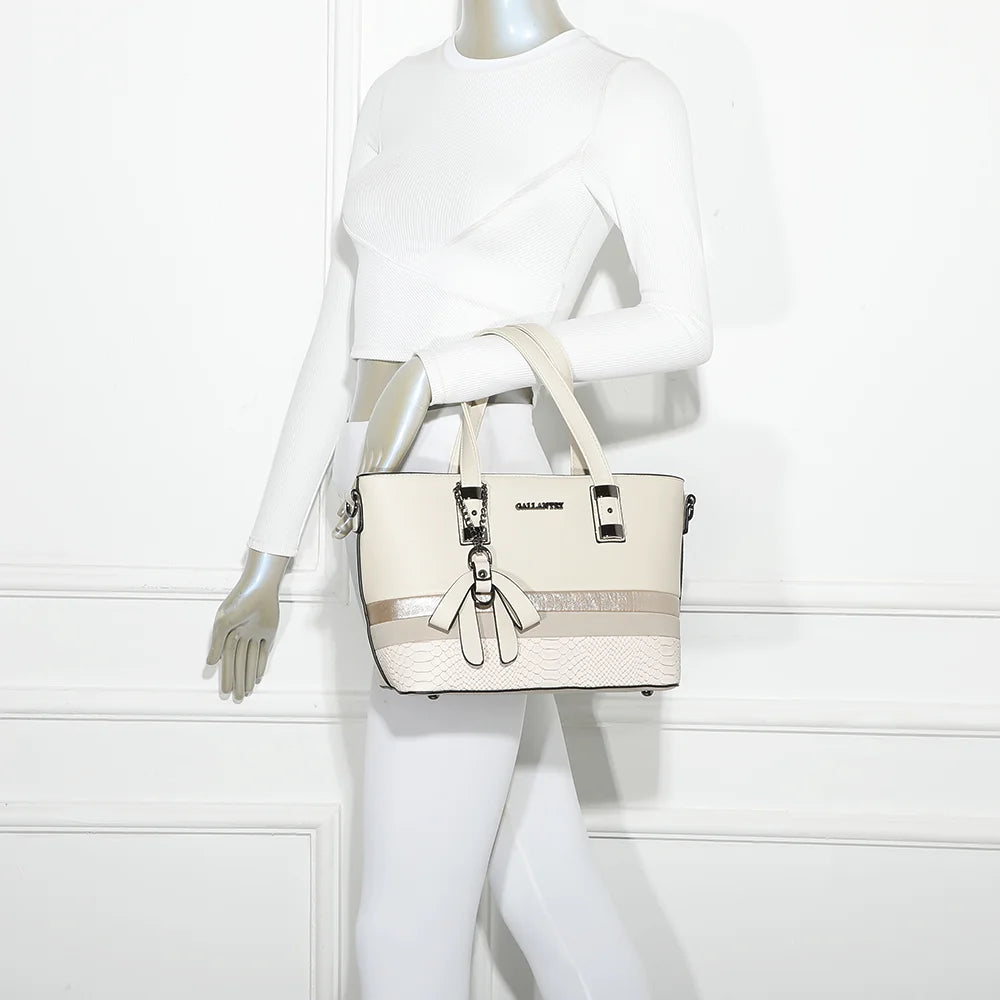 Sac à main femme Le Valmire beige porté à la main ou à l’épaule grâce à sa bandoulière – réf. M-9329-26