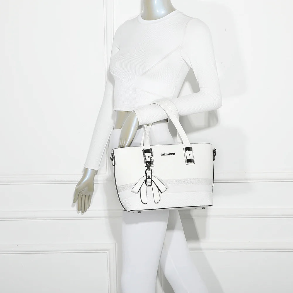 Sac à main femme Le Valmire blanc porté à la main ou à l’épaule grâce à sa bandoulière – réf. M-9329-26