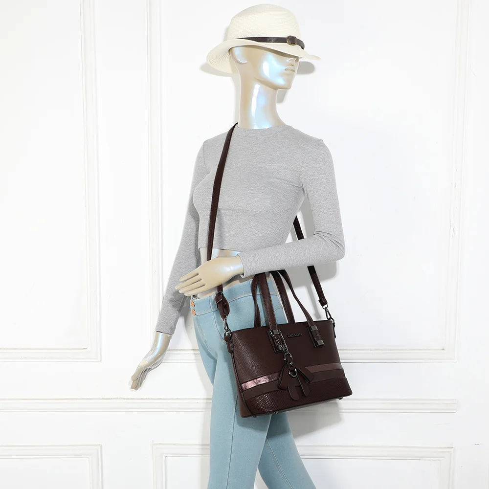 Sac à main femme Le Valmire café porté à la main ou à l’épaule grâce à sa bandoulière – réf. M-9329-26
