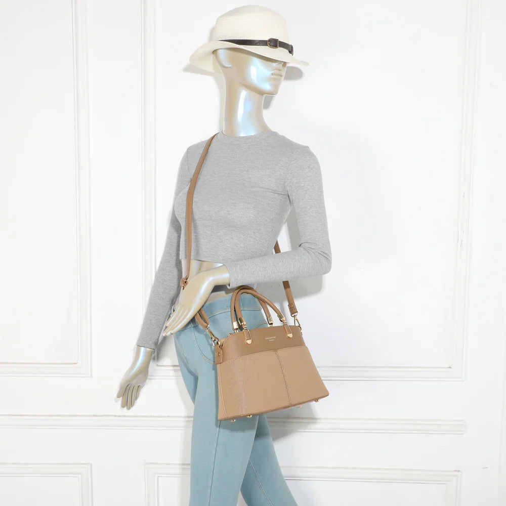 Sac à main femme Le Valmont taupe foncé porté à la main, format équilibré et élégant – réf. A-9177