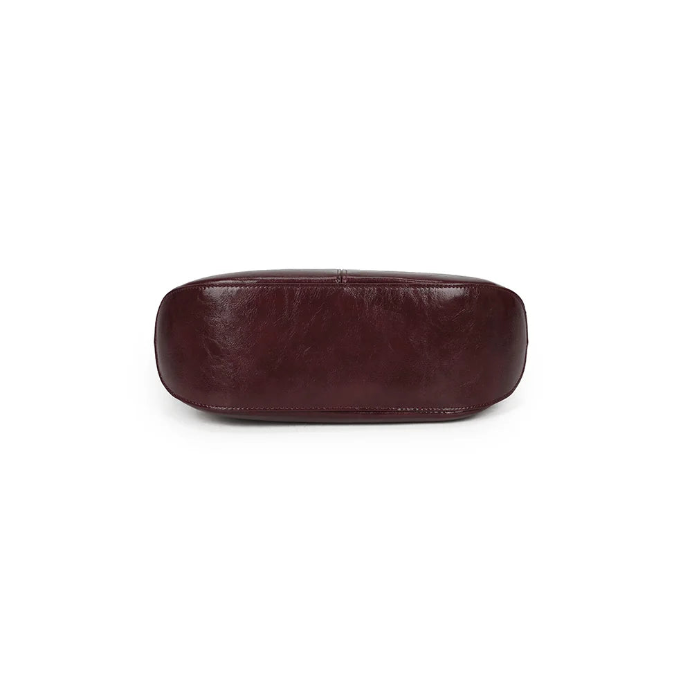 Dessous du Le Vellino bordeaux, vue de la base arrondie du sac en synthétique lisse – réf. LS-76001
