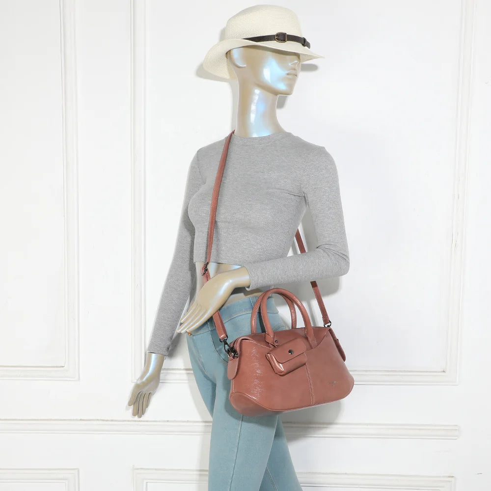 Le Vellino rose foncé porté par une femme, à la main ou avec sa bandoulière amovible à l’épaule – réf. LS-76001