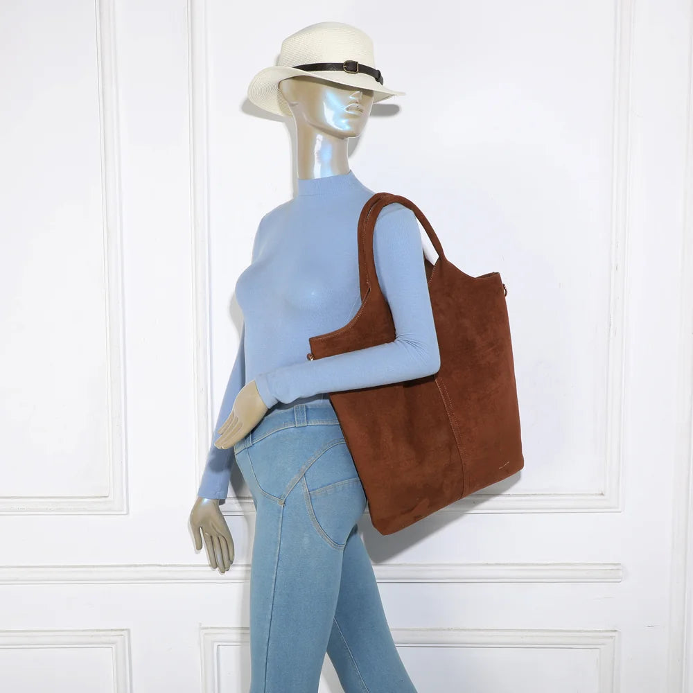 Sac cabas femme Le Vertical Élancé marron porté à l’épaule, allure élancée et chic – réf. R-2017