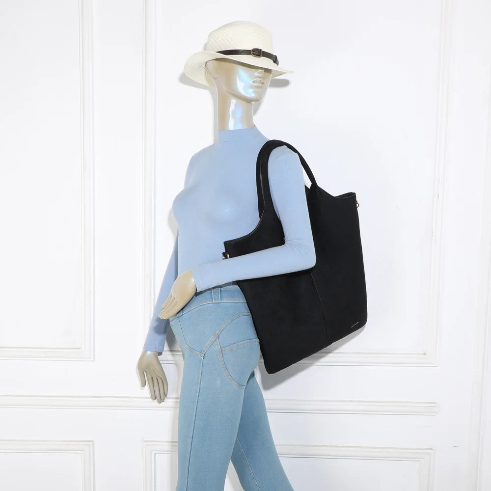 Sac cabas femme Le Vertical Élancé noir porté à l’épaule, allure élancée et chic – réf. R-2017