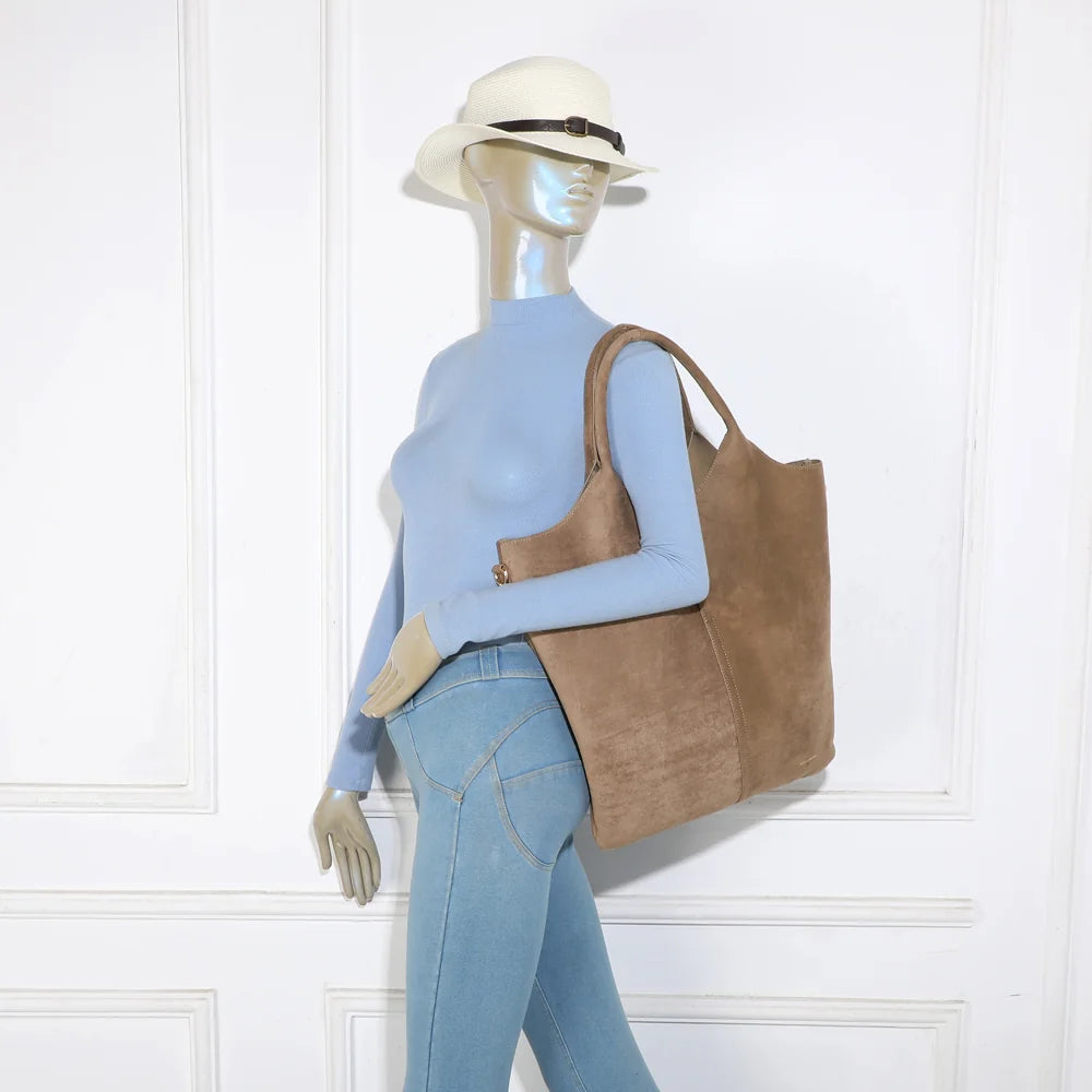 Sac cabas femme Le Vertical Élancé taupe foncé porté à l’épaule, allure élancée et chic – réf. R-2017