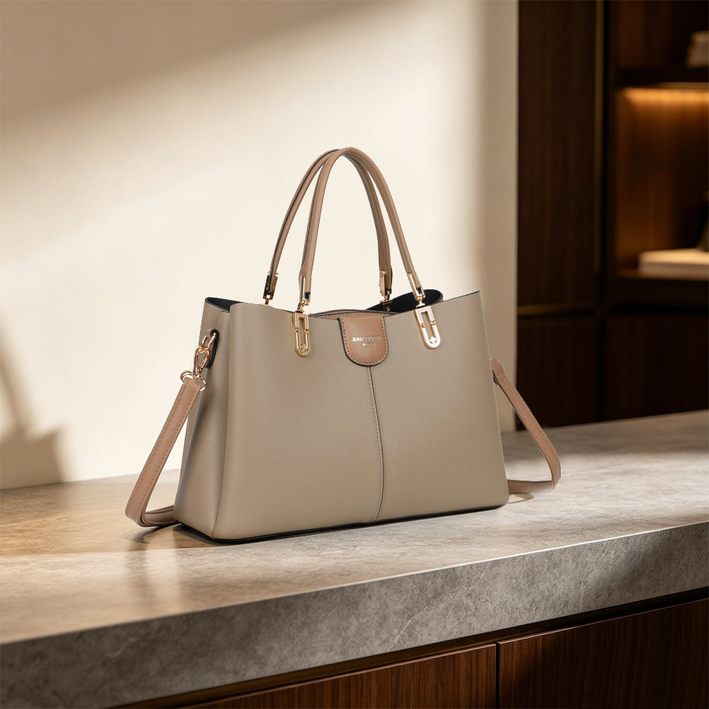Sac cabas Le Zelya taupe foncé posé dans un décor d’intérieur – visuel d’ambiance créé avec l’IA – Gallantry Paris