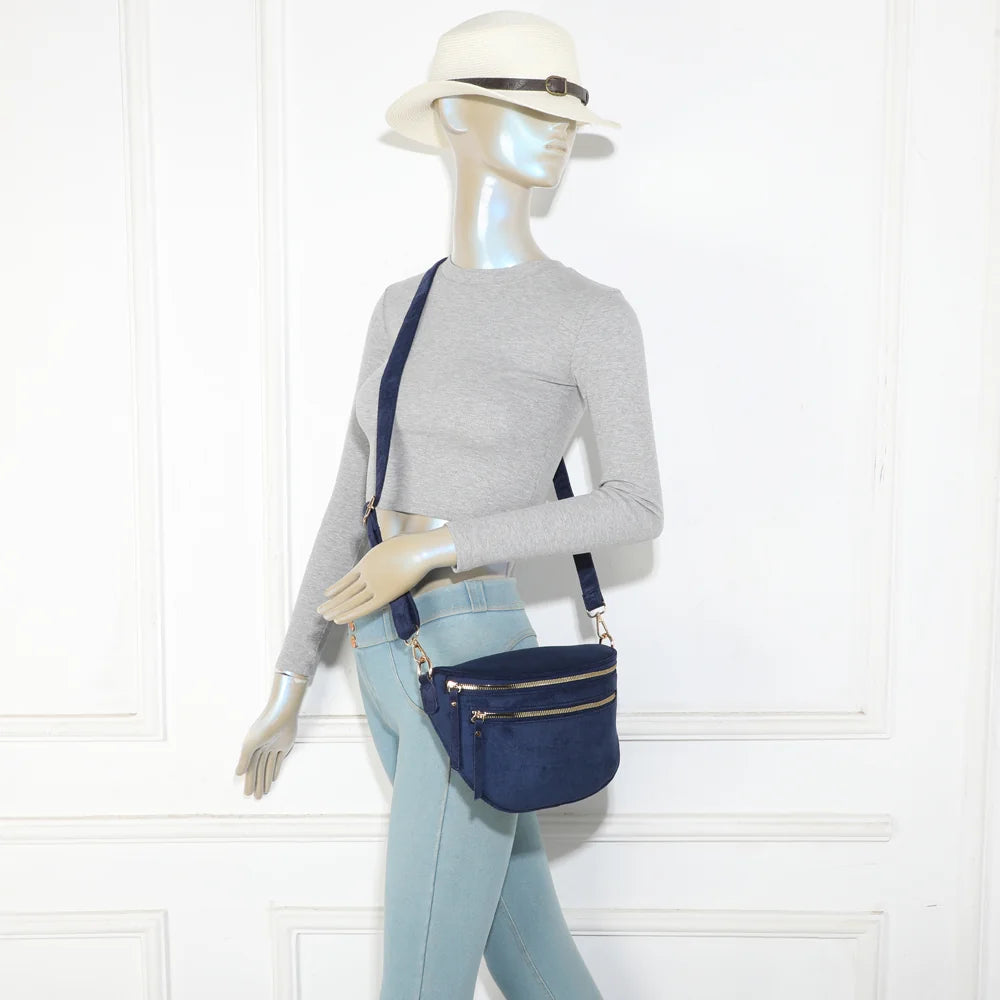 Sac banane femme Léna Suédine bleu foncé porté en travers du corps grâce à sa bandoulière réglable – réf. Z-83051-9