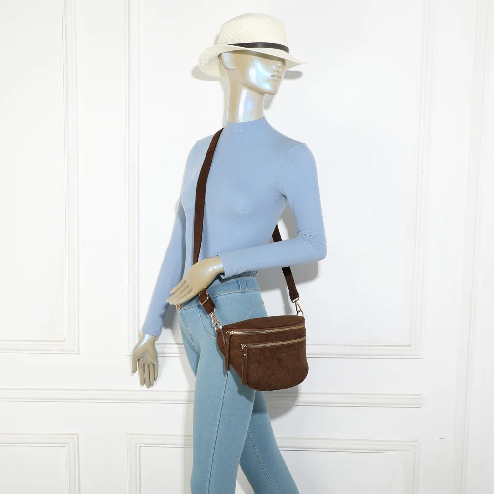 Sac banane femme Léna Suédine café porté en travers du corps grâce à sa bandoulière réglable – réf. Z-83051-9