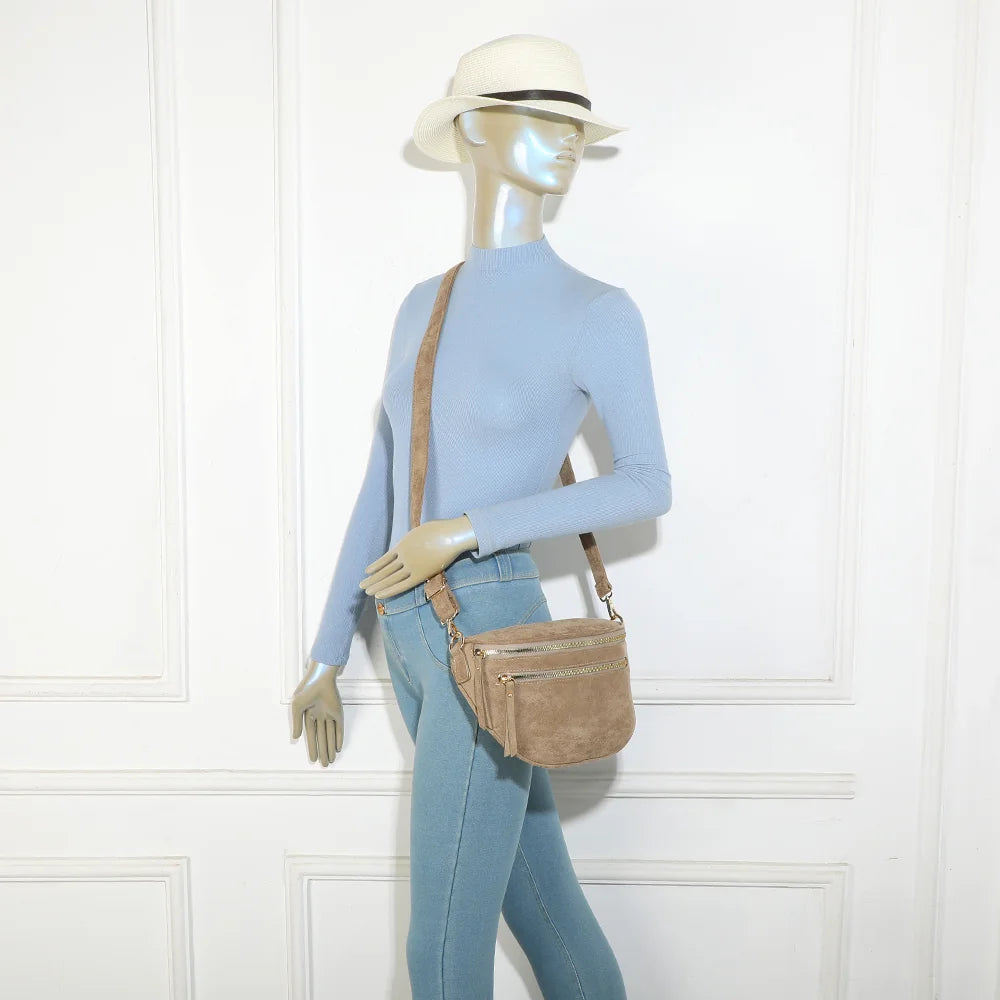 Sac banane femme Léna Suédine taupe foncé porté en travers du corps grâce à sa bandoulière réglable – réf. Z-83051-9