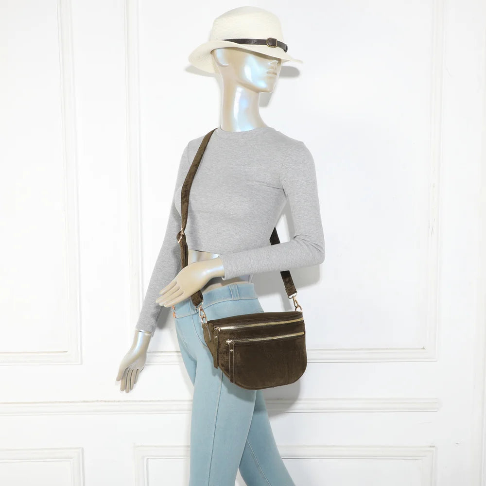 Sac banane femme Léna Suédine vert foncé porté en travers du corps grâce à sa bandoulière réglable – réf. Z-83051-9