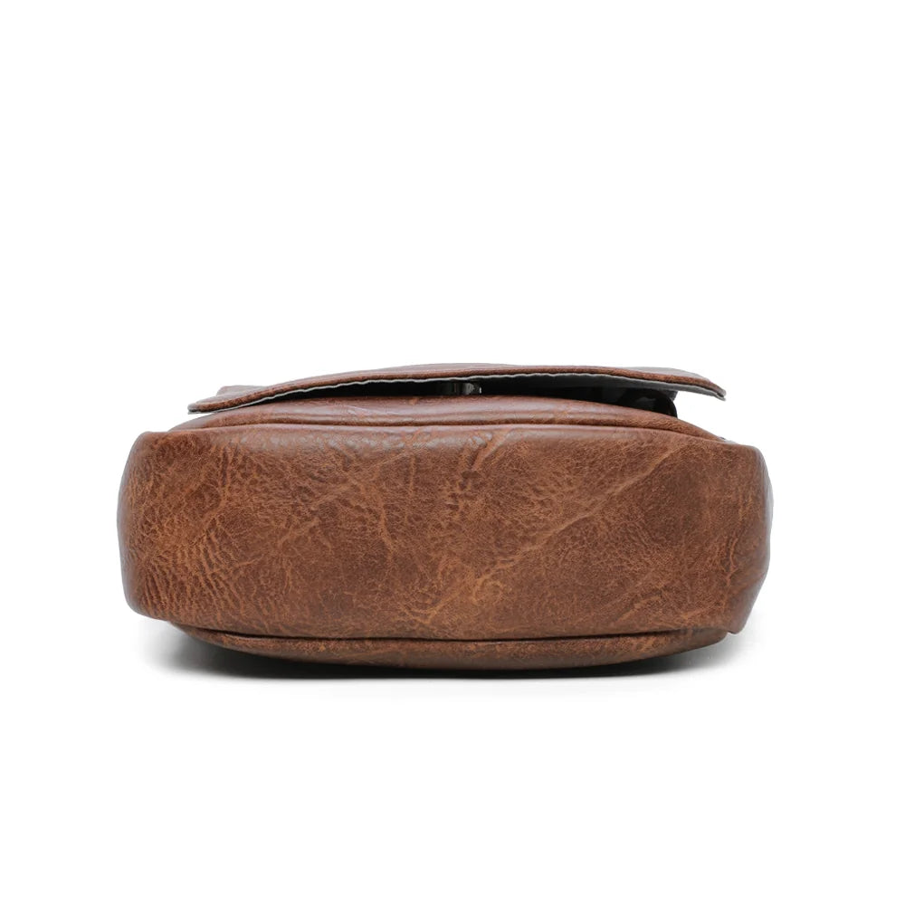 Dessous du sac Leno marron foncé en simili cuir texturé, format compact de 20 × 7 cm – réf. G-7410