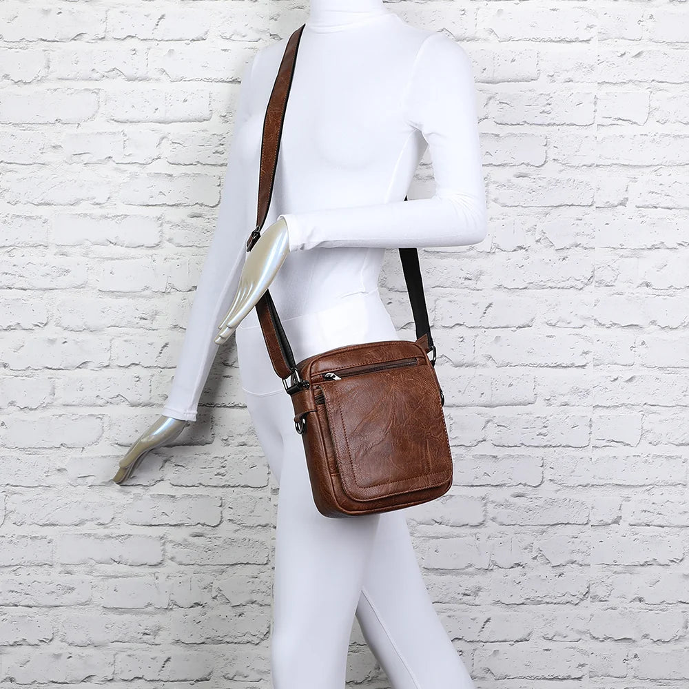 Sac bandoulière Leno marron foncé porté en travers du corps grâce à sa bandoulière réglable – réf. G-7410