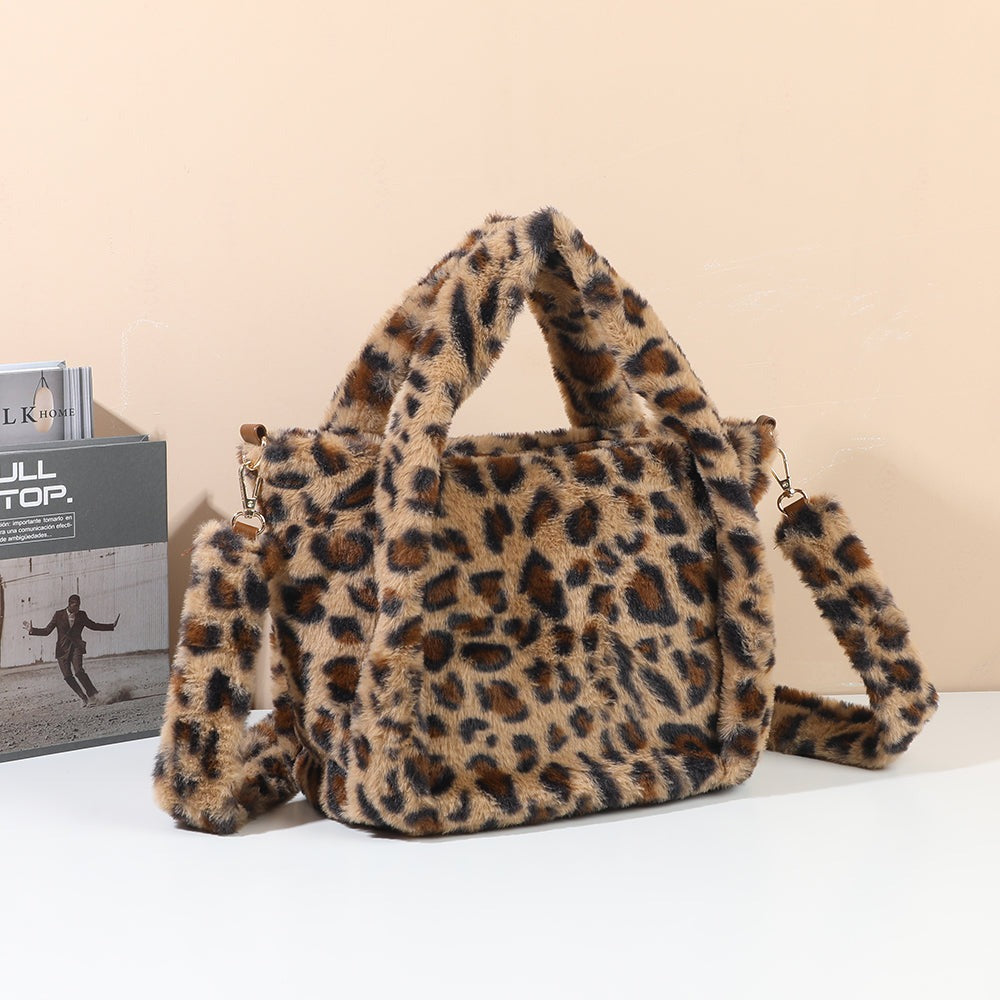 Sac cabas Léona Douceur léopard marron en fourrure synthétique posé dans un décor chaleureux – visuel d'ambiance créé avec l'IA – Gallantry Paris