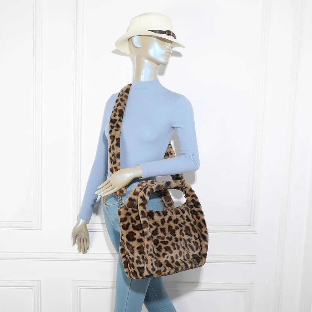 Sac Léona Douceur léopard marron porté par une femme, avec sa bandoulière en peluche assortie