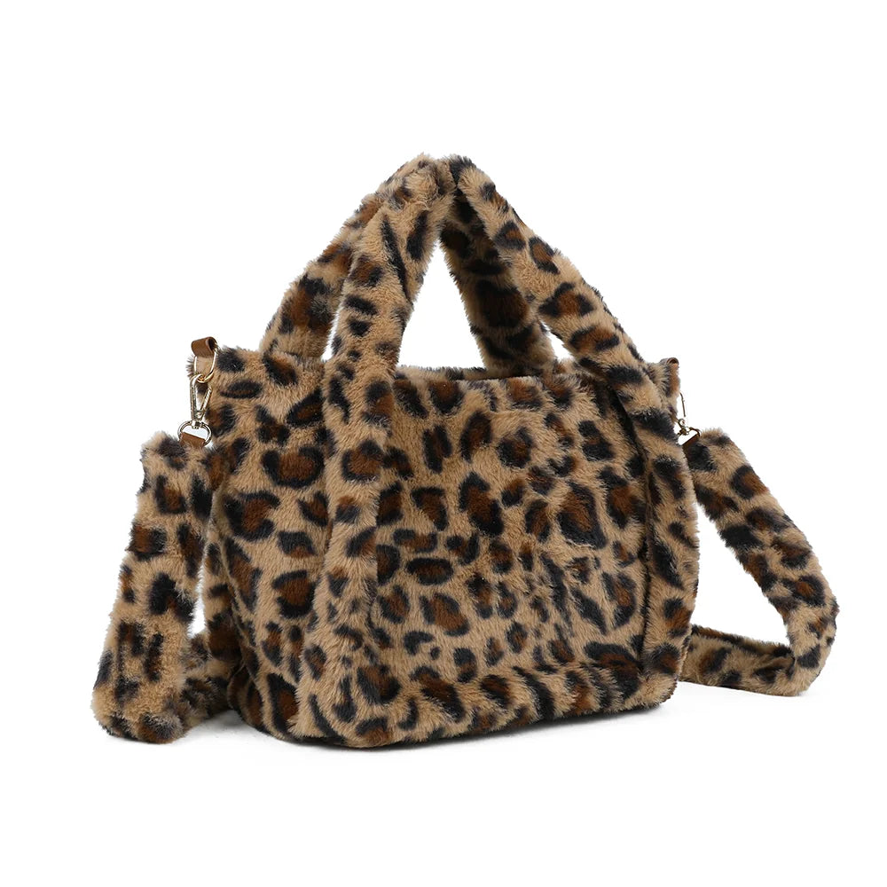 Léona Douceur léopard marron de trois quarts : volume souple en peluche et mousquetons dorés de la bandoulière