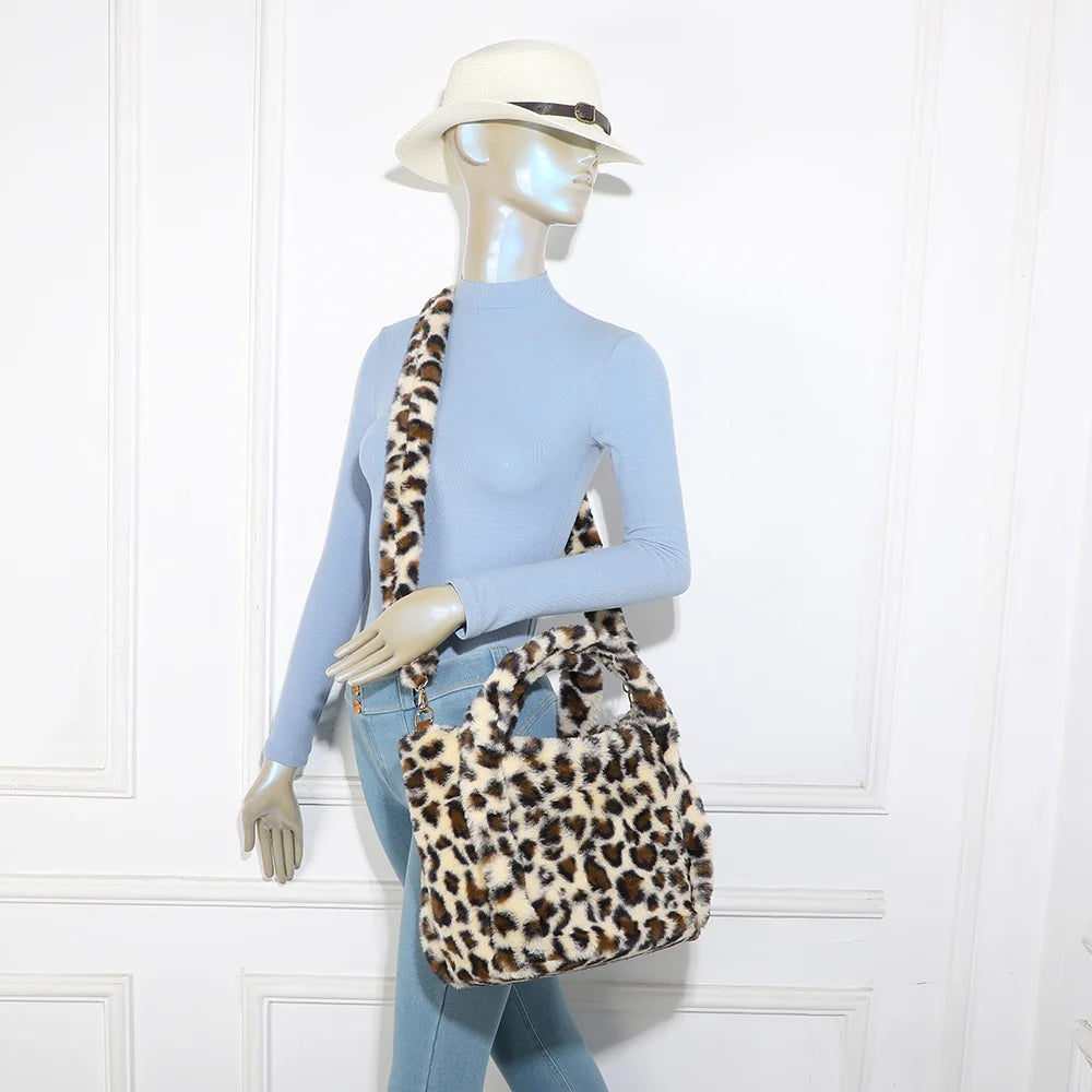 Sac Léona Douceur léopard porté par une femme, avec sa bandoulière en peluche assortie