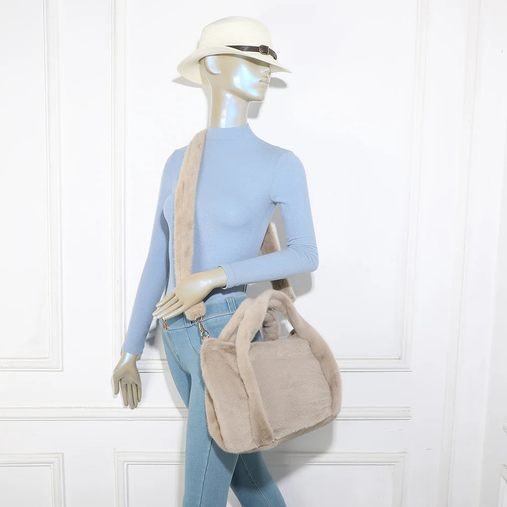Sac Léona Douceur taupe porté par une femme, avec sa bandoulière en peluche assortie