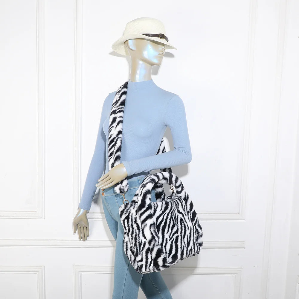 Sac Léona Douceur zebre porté par une femme, avec sa bandoulière en peluche assortie