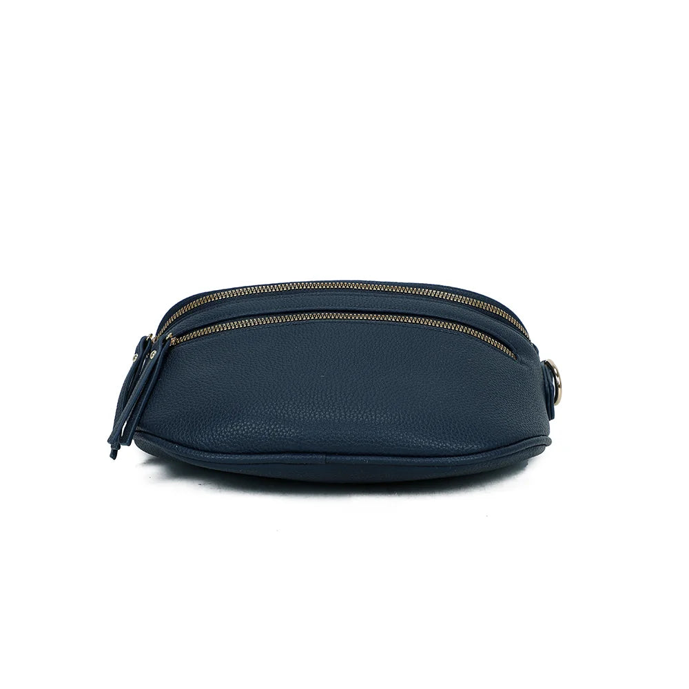 Dessous arrondi du Léonie bleu foncé en simili cuir grainé, vu depuis la base de ce format compact – réf. Z-83051-8