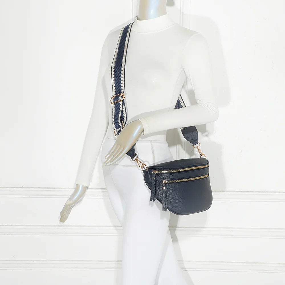 Sac banane femme Léonie bleu foncé porté en travers du corps avec sa large bandoulière en tissu – réf. Z-83051-8