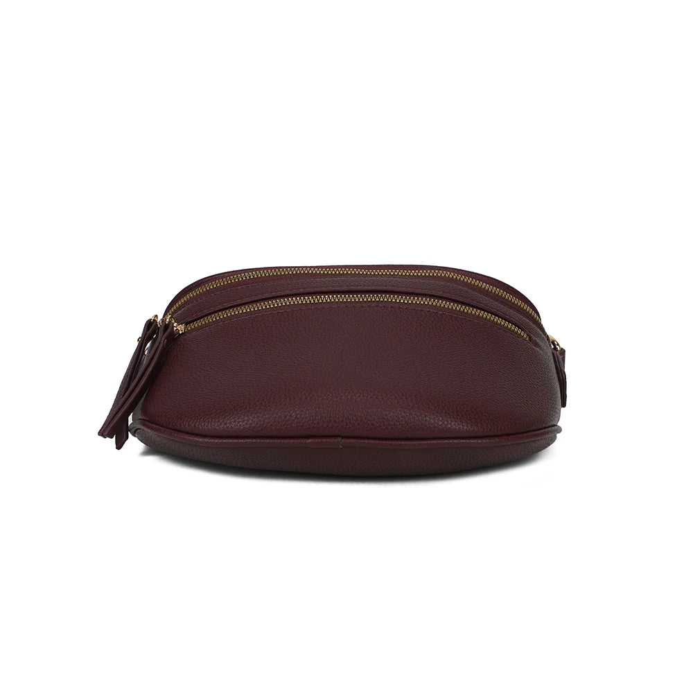 Dessous arrondi du Léonie bordeaux en simili cuir grainé, vu depuis la base de ce format compact – réf. Z-83051-8
