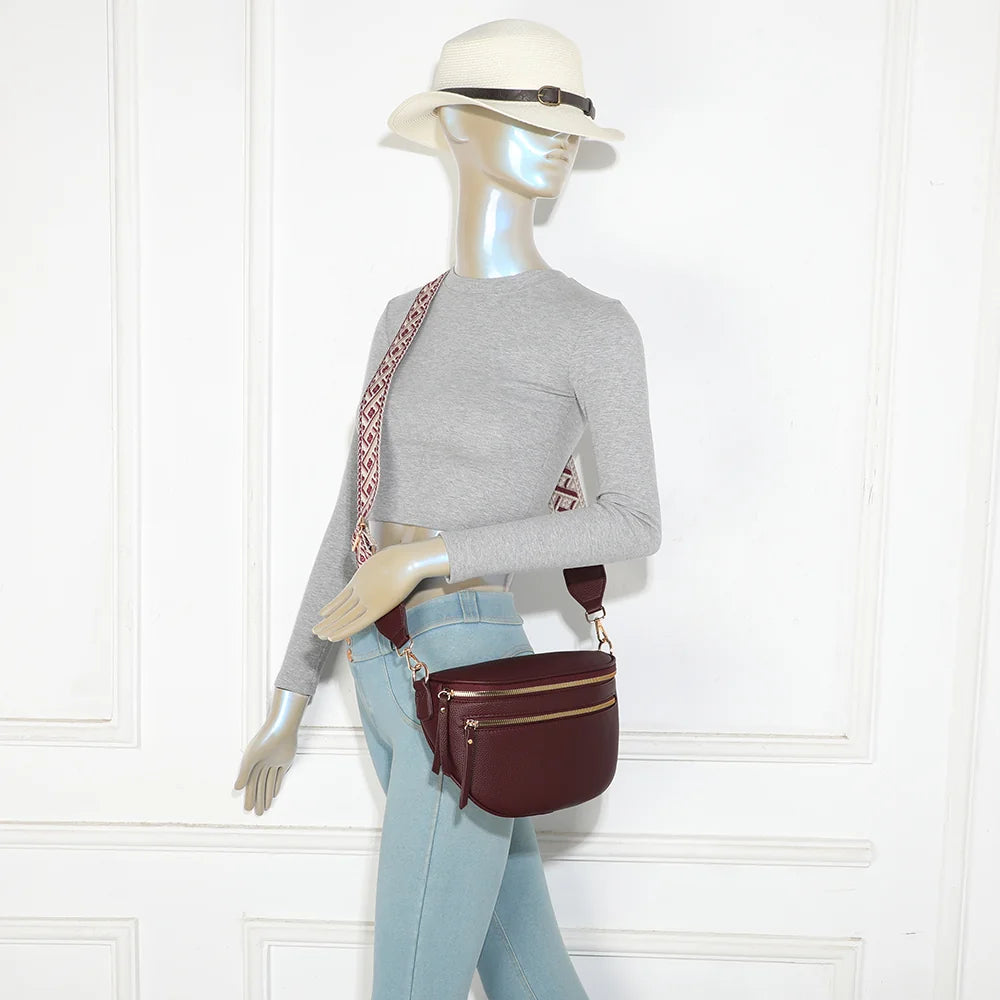 Sac banane femme Léonie bordeaux porté en travers du corps avec sa large bandoulière en tissu – réf. Z-83051-8
