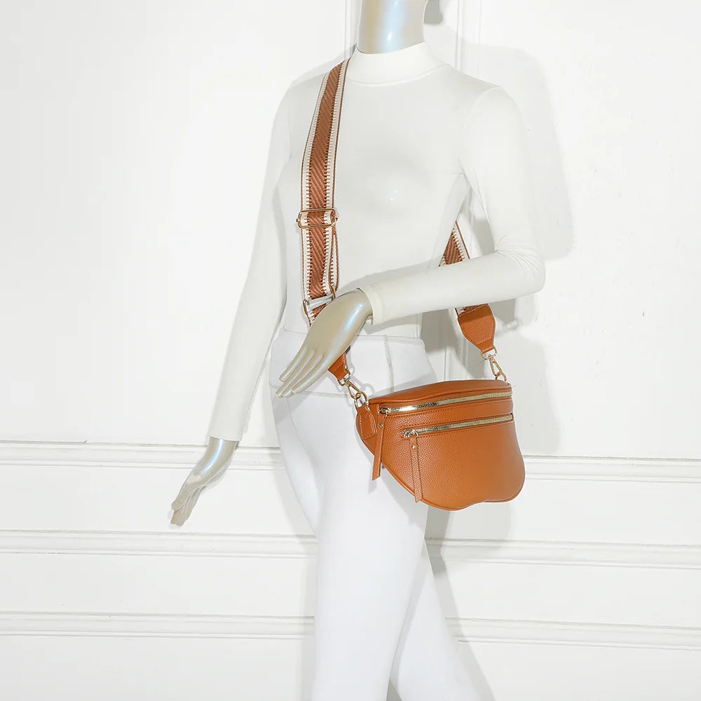 Sac banane femme Léonie marron porté en travers du corps avec sa large bandoulière en tissu – réf. Z-83051-8