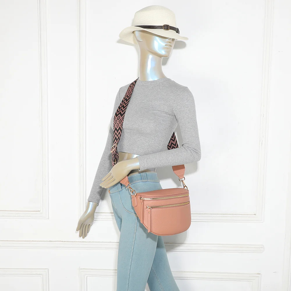 Sac banane femme Léonie rose foncé porté en travers du corps avec sa large bandoulière en tissu – réf. Z-83051-8