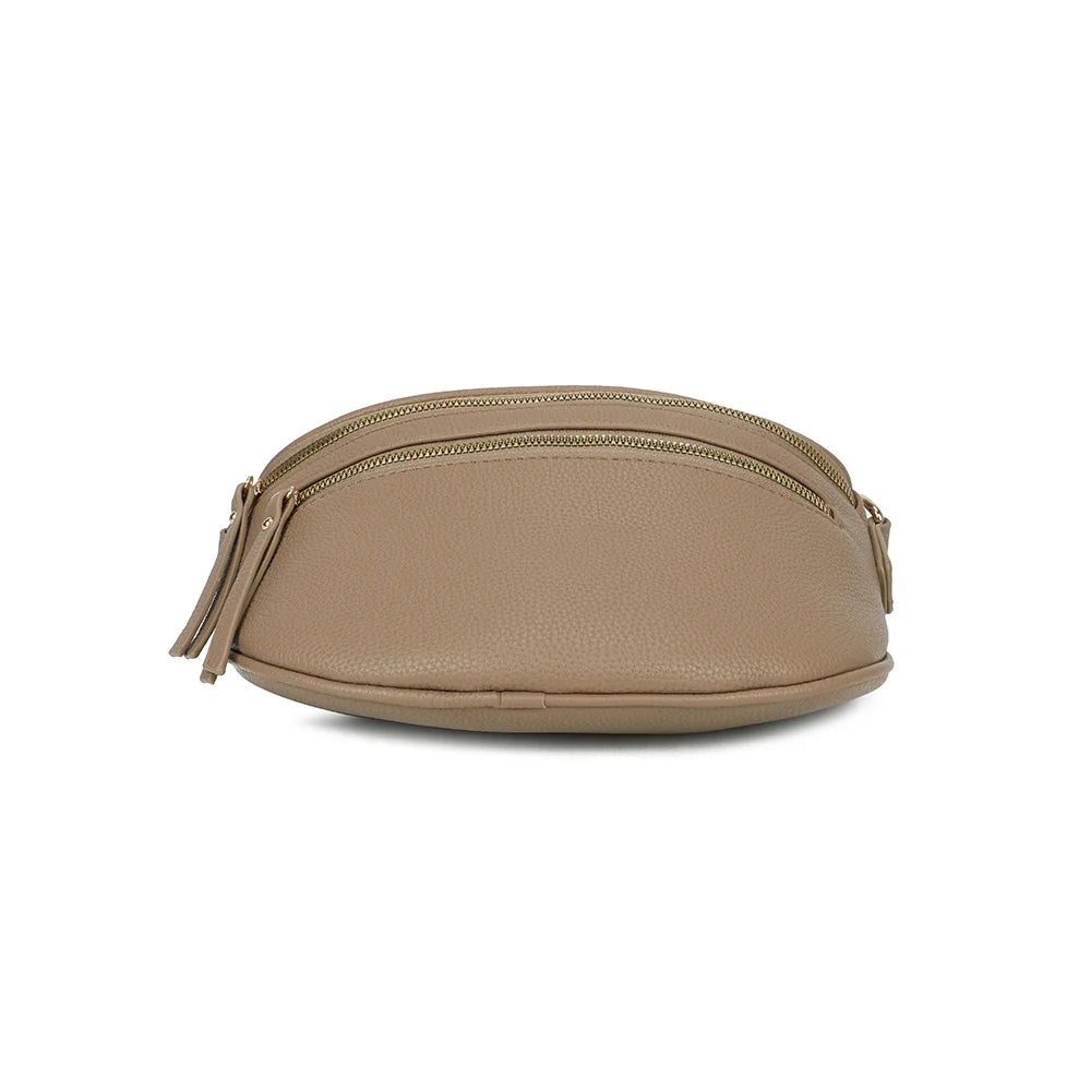 Dessous arrondi du Léonie taupe foncé en simili cuir grainé, vu depuis la base de ce format compact – réf. Z-83051-8