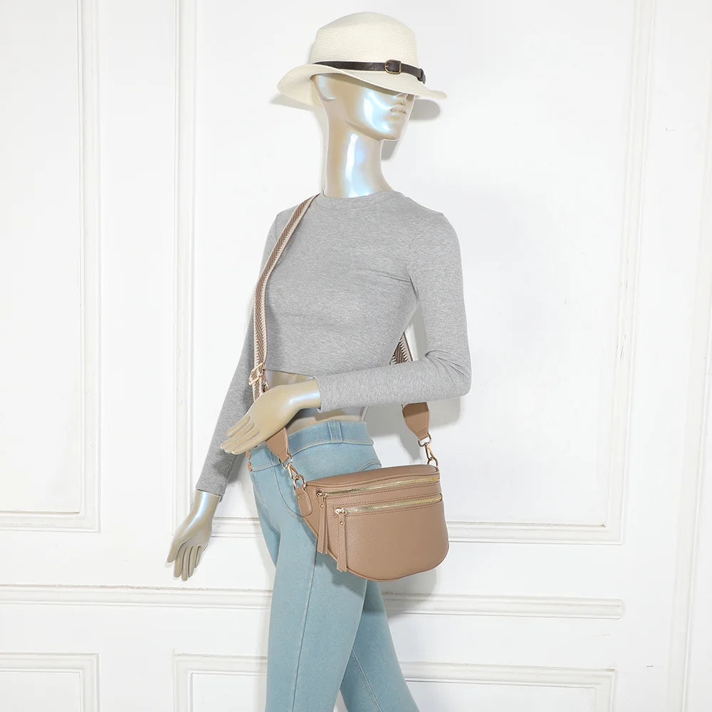Sac banane femme Léonie taupe foncé porté en travers du corps avec sa large bandoulière en tissu – réf. Z-83051-8