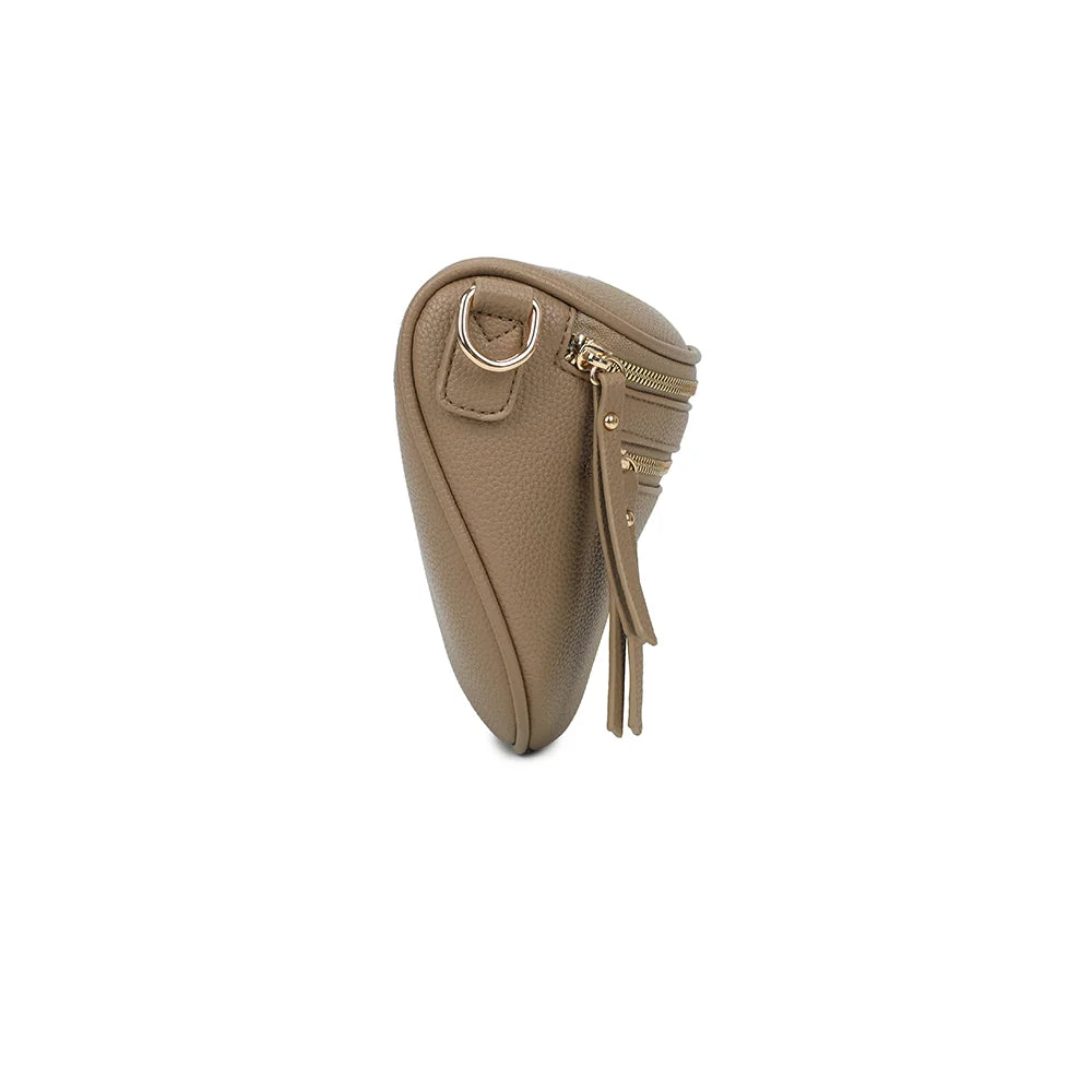 Profil du sac banane Léonie taupe foncé : 10 cm de profondeur et anneau doré pour la bandoulière – réf. Z-83051-8