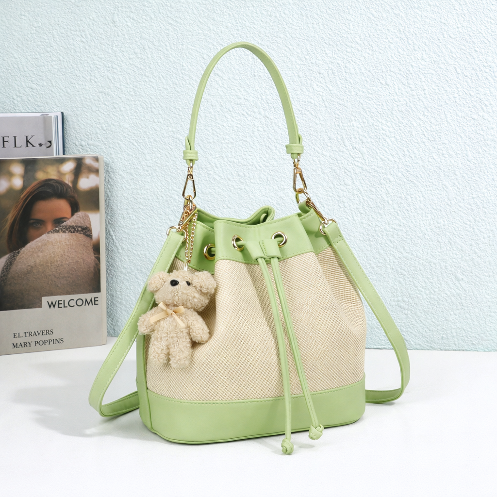 Sac seau Lila Bucket vert clair avec son petit ours en peluche – visuel d'ambiance créé avec l'IA – Gallantry Paris