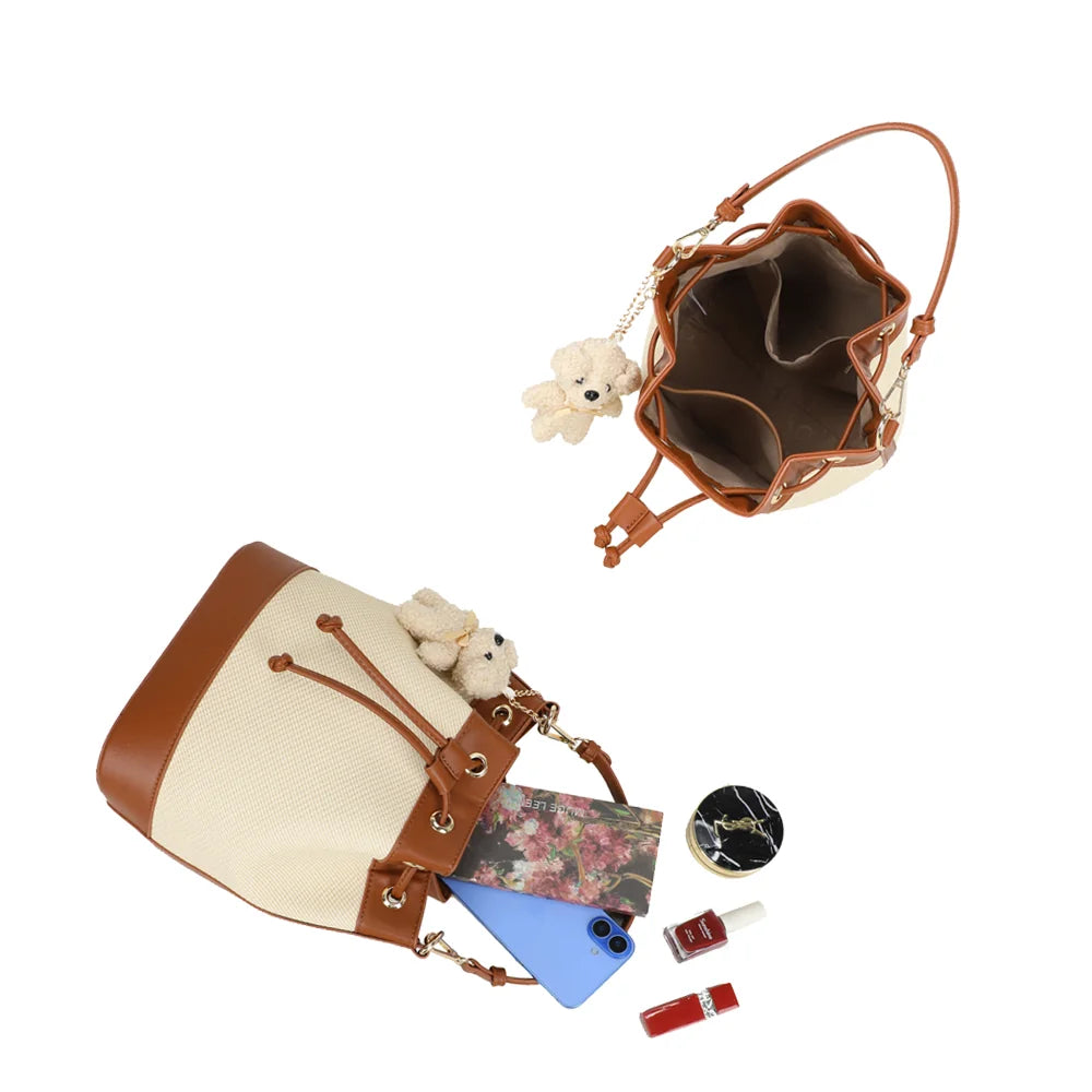 Intérieur du Lila Bucket marron : grand compartiment qui accueille téléphone et maquillage – réf. KJ-62050-2