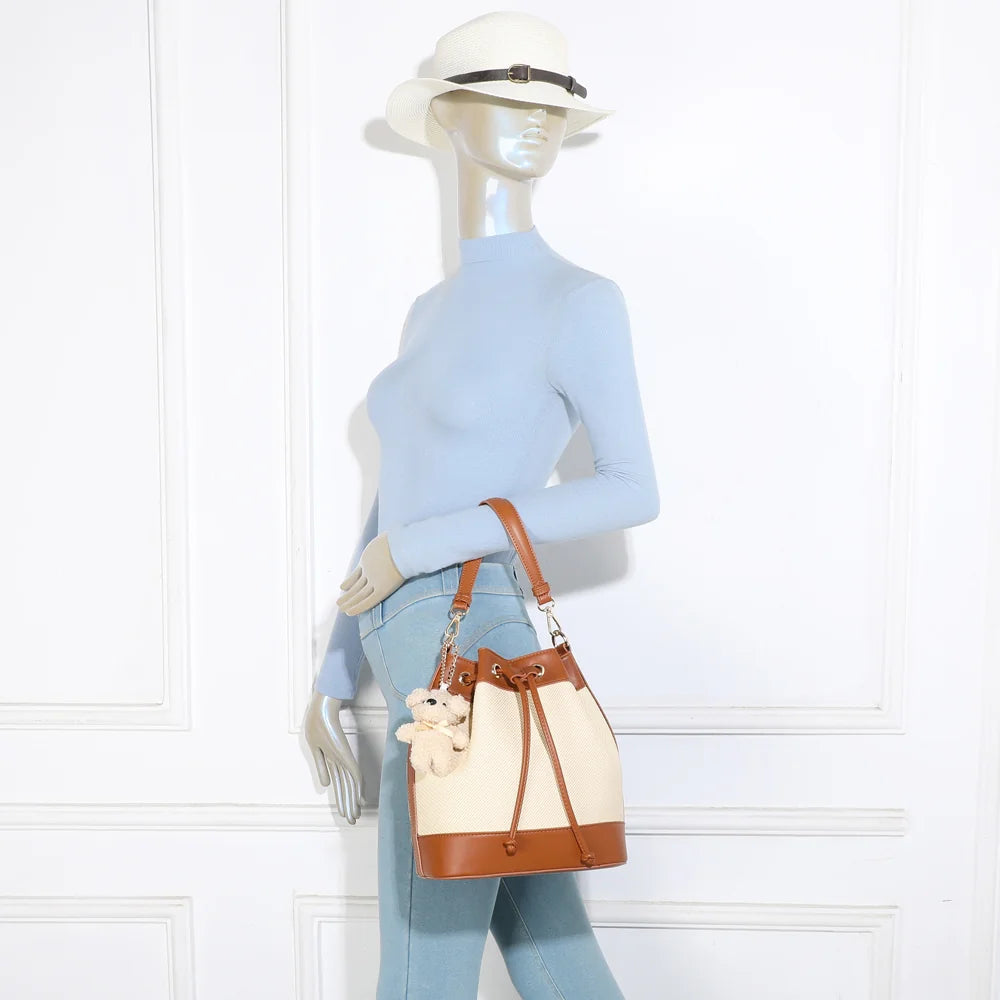 Sac seau Lila Bucket marron porté par une femme, à l’épaule ou en bandoulière – réf. KJ-62050-2