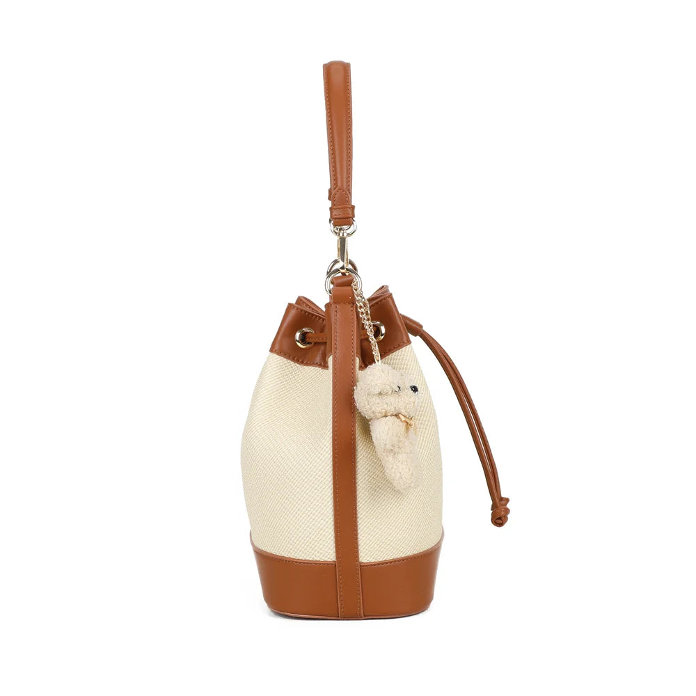 Profil du Lila Bucket marron : 14 cm de profondeur et mousquetons dorés de la bandoulière – réf. KJ-62050-2