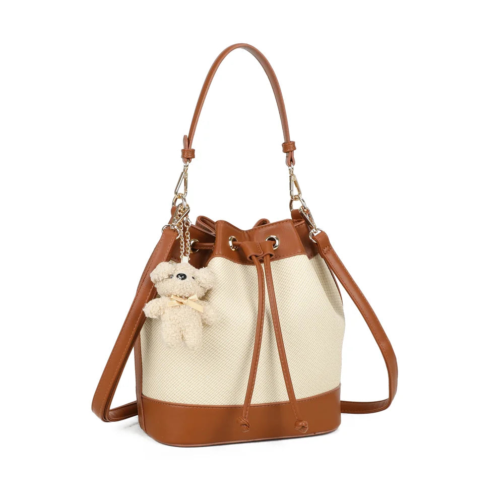 Lila Bucket marron vu de trois quarts : forme seau souple, œillets dorés et anse supérieure – réf. KJ-62050-2