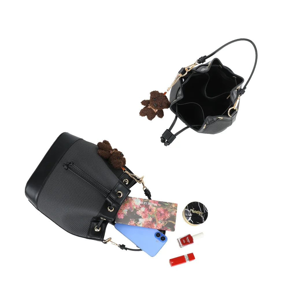 Intérieur du Lila Bucket noir : grand compartiment qui accueille téléphone et maquillage – réf. KJ-62050-2