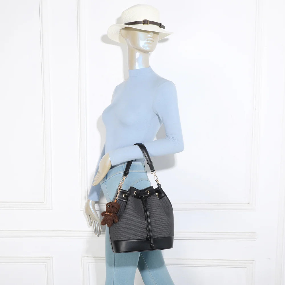 Sac seau Lila Bucket noir porté par une femme, à l’épaule ou en bandoulière – réf. KJ-62050-2
