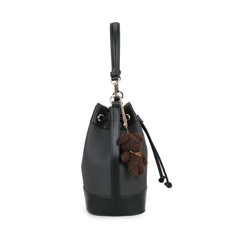 Profil du Lila Bucket noir : 14 cm de profondeur et mousquetons dorés de la bandoulière – réf. KJ-62050-2