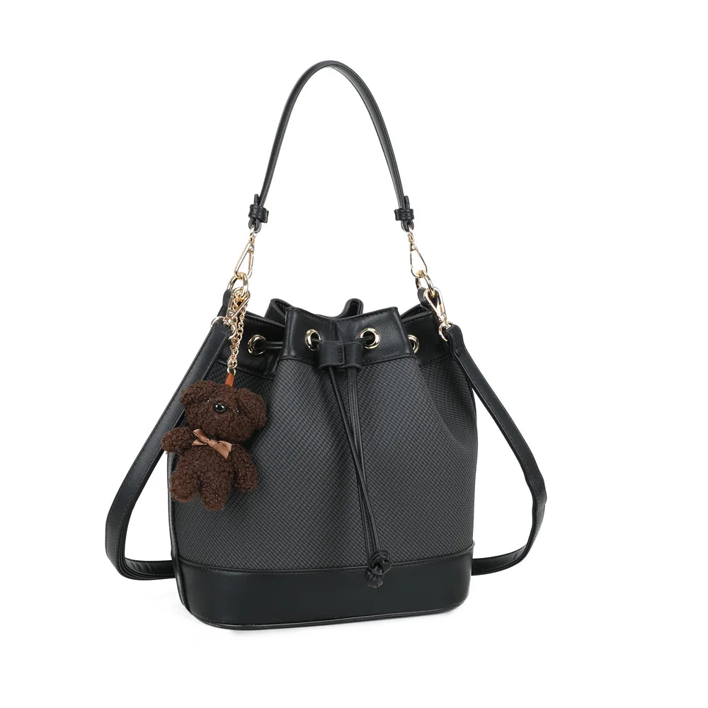Lila Bucket noir vu de trois quarts : forme seau souple, œillets dorés et anse supérieure – réf. KJ-62050-2
