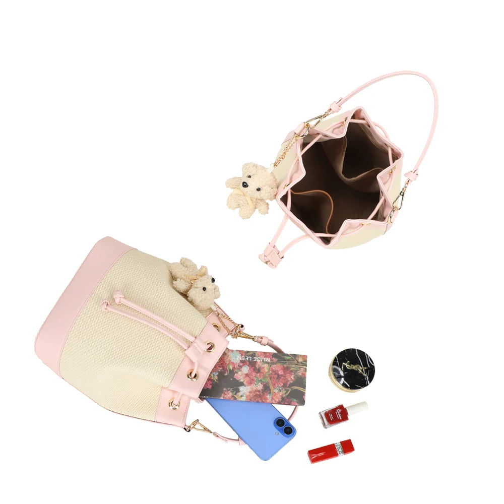 Intérieur du Lila Bucket rose : grand compartiment qui accueille téléphone et maquillage – réf. KJ-62050-2
