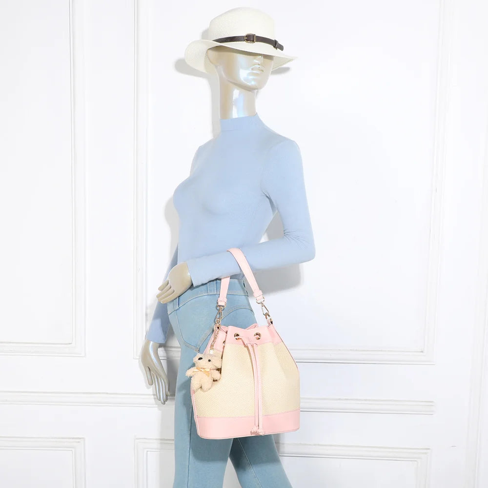 Sac seau Lila Bucket rose porté par une femme, à l’épaule ou en bandoulière – réf. KJ-62050-2