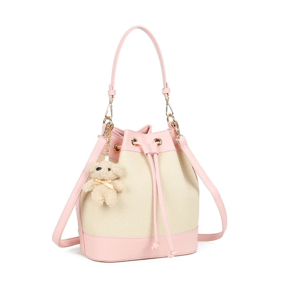 Lila Bucket rose vu de trois quarts : forme seau souple, œillets dorés et anse supérieure – réf. KJ-62050-2