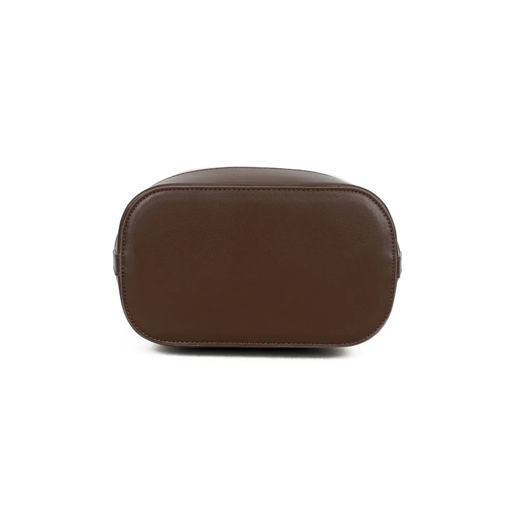 Dessous du Lila Bucket taupe/coffee : base renforcée pour une meilleure tenue du sac – réf. KJ-62050-2