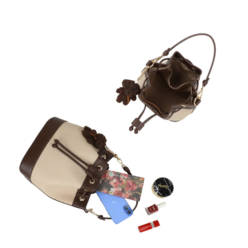 Intérieur du Lila Bucket taupe/coffee : grand compartiment qui accueille téléphone et maquillage – réf. KJ-62050-2