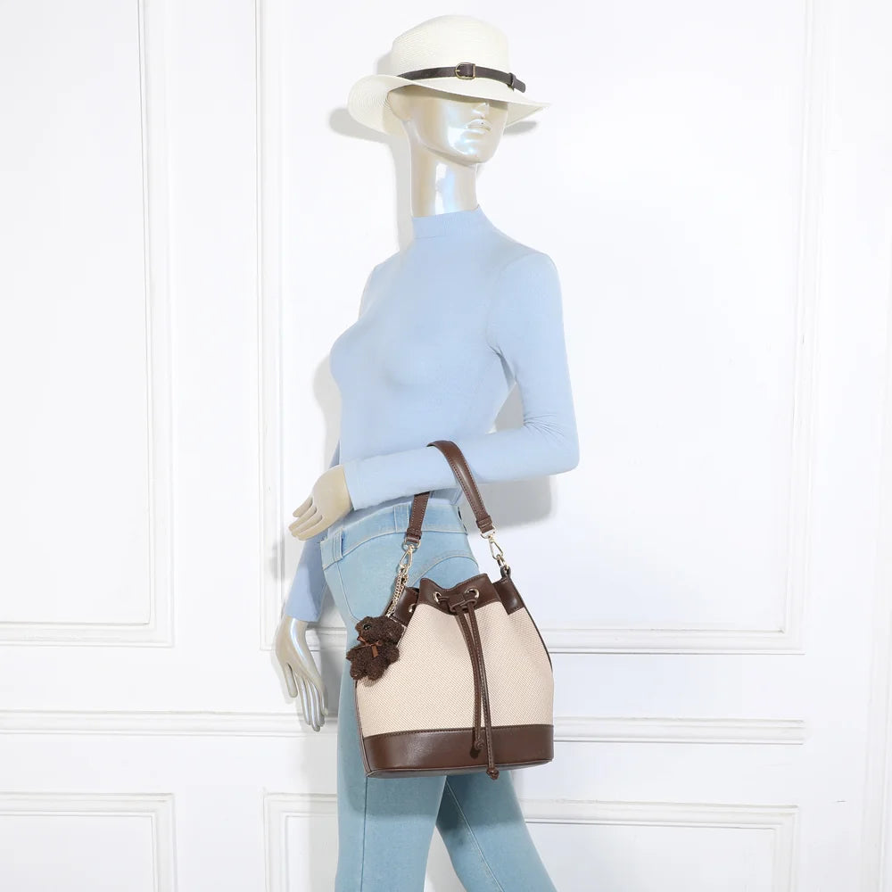 Sac seau Lila Bucket taupe/coffee porté par une femme, à l’épaule ou en bandoulière – réf. KJ-62050-2