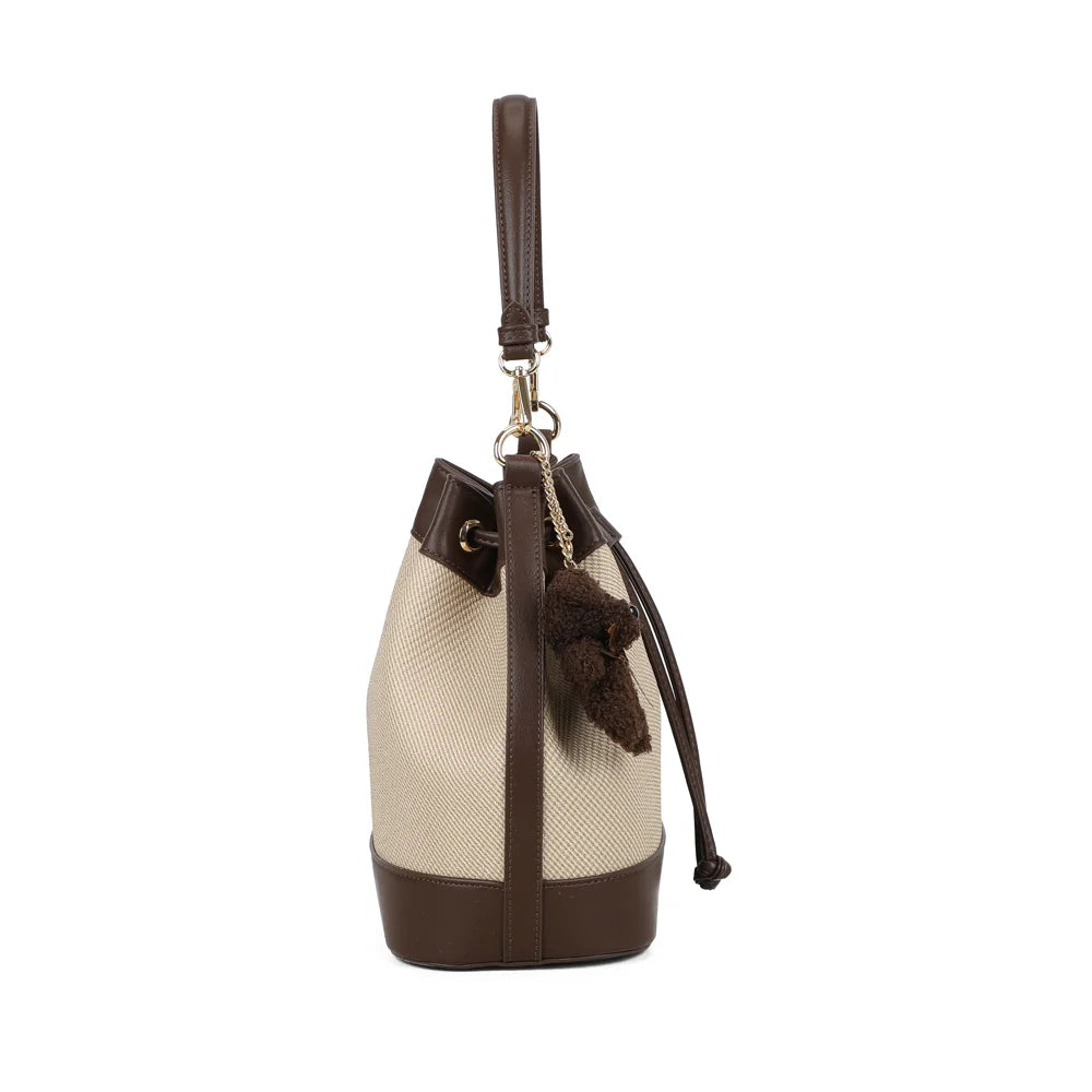 Profil du Lila Bucket taupe/coffee : 14 cm de profondeur et mousquetons dorés de la bandoulière – réf. KJ-62050-2
