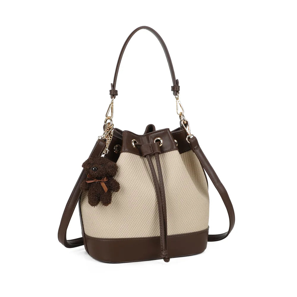 Lila Bucket taupe/coffee vu de trois quarts : forme seau souple, œillets dorés et anse supérieure – réf. KJ-62050-2