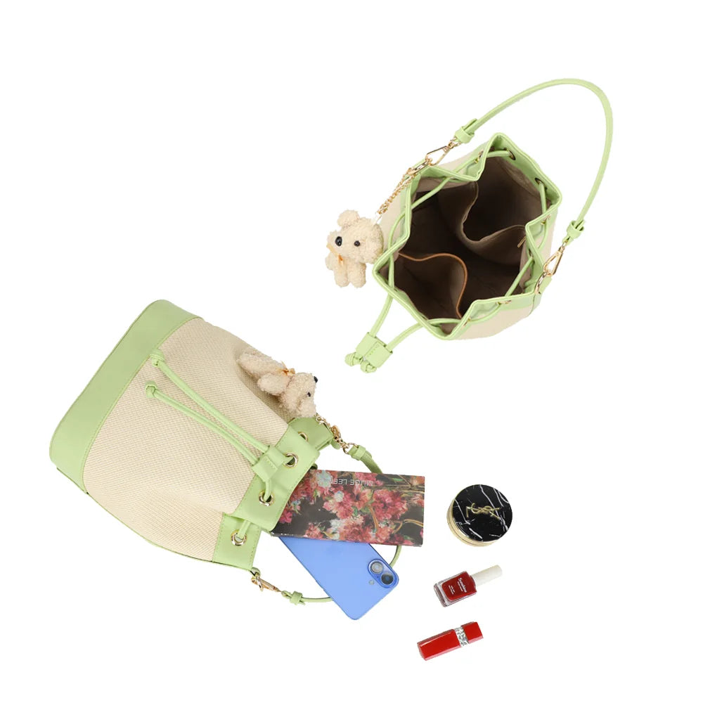 Intérieur du Lila Bucket vert clair : grand compartiment qui accueille téléphone et maquillage – réf. KJ-62050-2