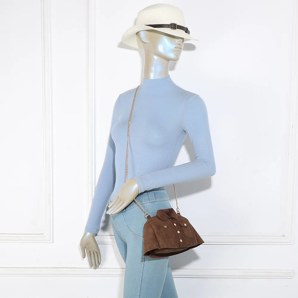 Sac Lily café porté en bandoulière, chaîne dorée sur l’épaule et format veste compact – réf. R-2034